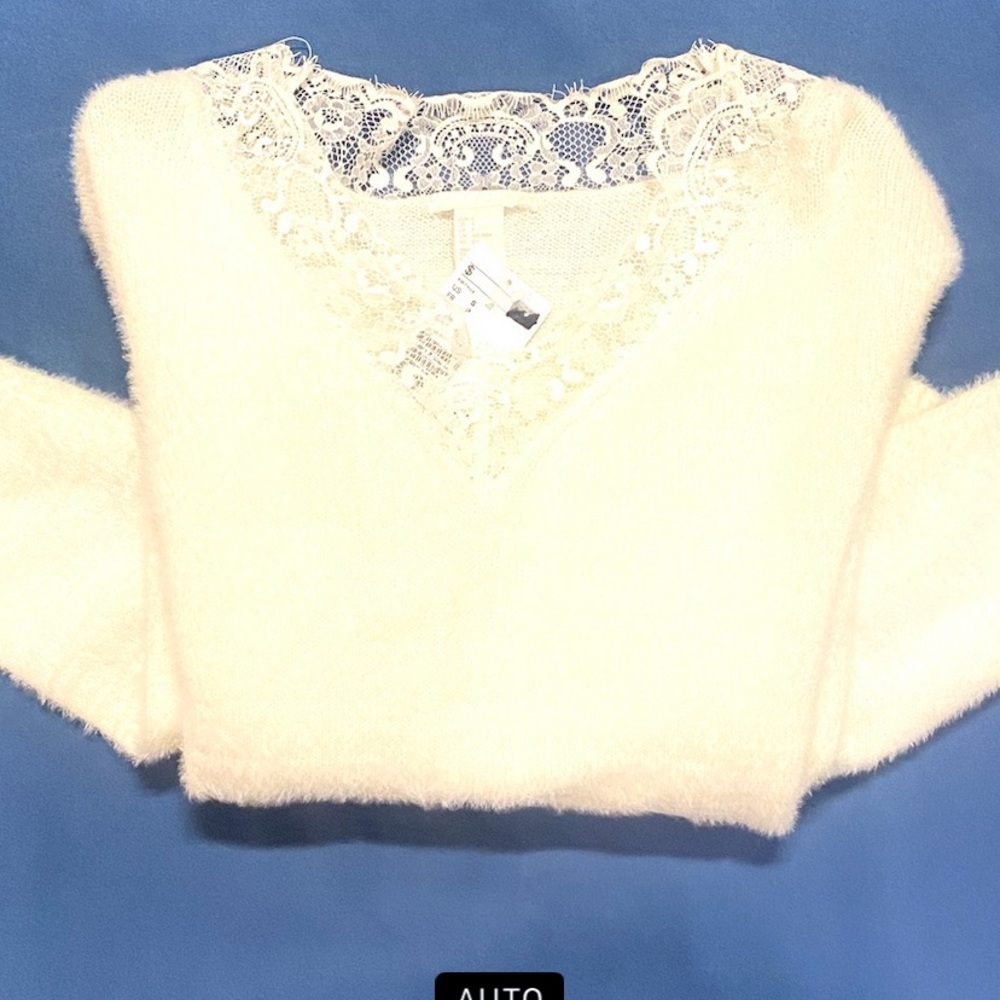 H&M women’s V-neck Sweater/Blouse NWT